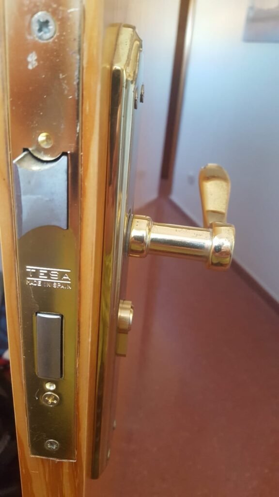 Apertura de Puerta baño