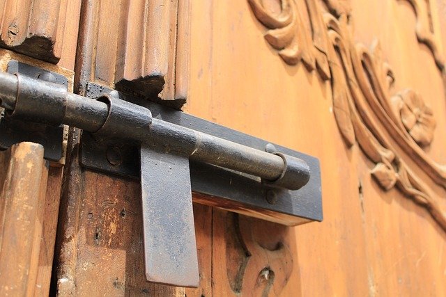Instalación de Cerrojo de seguridad en puerta
