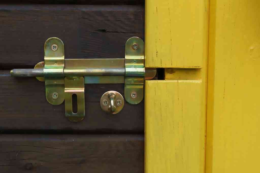 Instalación de cerrojo en puerta blindada